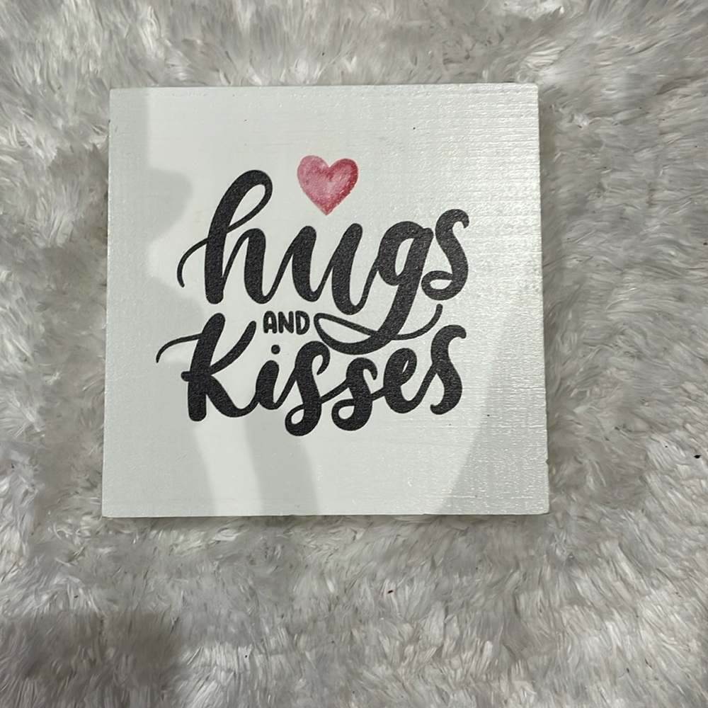 Girly home decoration in wood “hugs and kisses”